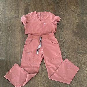 FIGS SCRUBS GREAT CONDITION TOP XS & BOTTOMS S/P